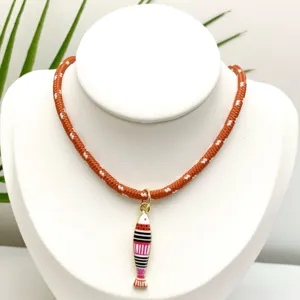 Charmant collier avec pendentif poisson coloré rayé style océan et cordon orange.