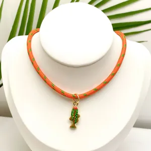 Collier en cordon tressé orange avec pendentif poisson en émail coloré pour le style.