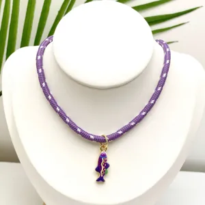 Collier de corde tressée violette style océan avec petit pendentif poisson coloré goutte