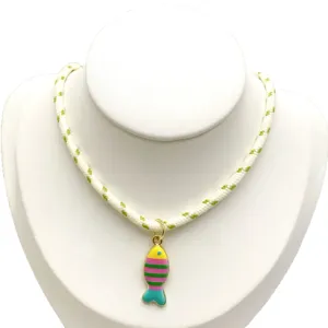 Collier avec pendentif poisson en émail coloré et chaîne en corde tissée blanche tendance.