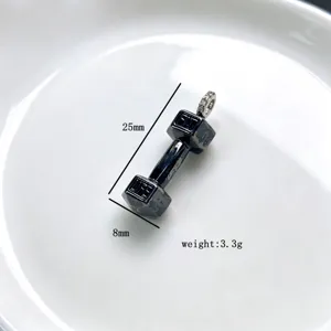 Vue détaillée d'un pendentif en métal en forme d'haltère créatif pour la fabrication de bijoux.