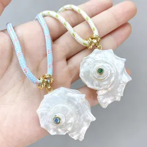 Collana con ciondolo a conchiglia in madreperla naturale, accessorio di gioielleria fai da te.