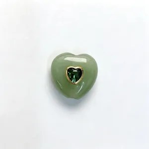 Grüner Aventurin Herz Edelstein Anhänger Detail mit goldgerahmtem Zirkon für DIY Schmuck.