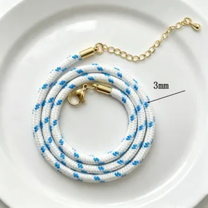 3mm weiß blau gesprenkelte Kordel Halskette mit Gold Karabinerverschluss Detailansicht.