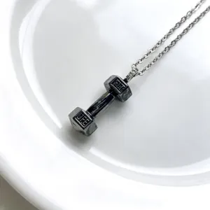 Collier pendentif haltère argenté, accessoire de bijoux de fitness pour hommes et femmes.