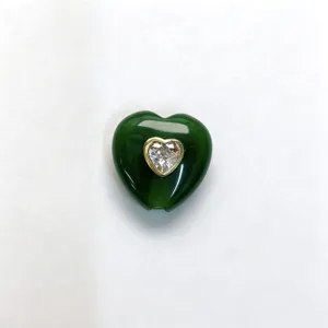 Grüner Stein Herz Anhänger Detail, Zirkonia besetzt, Goldrand Akzent, DIY Schmuck.