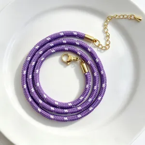Lila melierte Polyester Kordel Schluesselbein Kette mit goldenem Karabiner Verschluss und Kette.