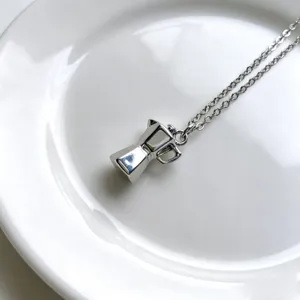 Collier pendentif cafetière italienne de couleur argent, élégant bijou café pour femme.