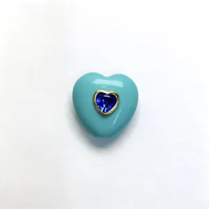 Detailaufnahme blauer Herz-Kristall-Anhänger, wunderschönes goldgerändertes Strass-DIY-Schmuckzubehör.