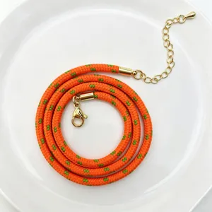 Nahaufnahme der 3mm bunten Polyester-Rundschnur Kette mit goldfarbenen Metallbeschlägen.