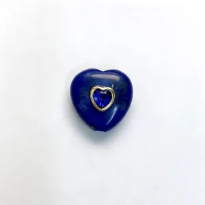 Detailansicht des natürlichen Lapislazuli Herzanhängers mit blauem Zirkon für DIY Schmuck.