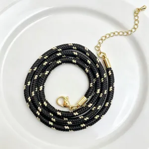 Nahaufnahme Detail der 3mm schwarz-weißen geflochtenen Polyesterkordel-Halskette mit Goldverschluss.