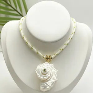 Ciondolo conchiglia naturale stile oceanico fatto a mano creativo collana fai da te accessorio dettaglio