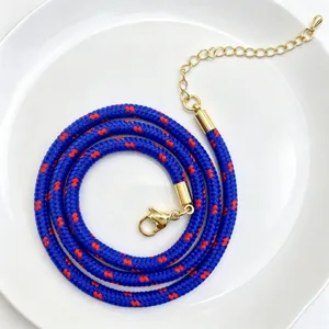 BLAU-ROTE GEFLECHTTE KETTE MIT GOLDENEM VERSCHLUSS, STILVOLLES POLYESTER HALSKETTE DIY SCHMUCK.