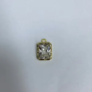 Primo piano dettagliato di un ciondolo in zircone cubico rettangolare dorato fai da te.