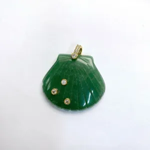 Grüner geschnitzter Muschel Edelstein Anhänger Detail, funkelnde Zirkon Einlagen auf Gold.