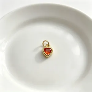Roter Zirkon Herz Anhänger vergoldetes Kupfer DIY Schmuck Zubehör Detailansicht.