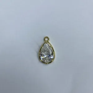 Pendente fai da te in zircone a goccia placcato in oro per la creazione di gioielli.