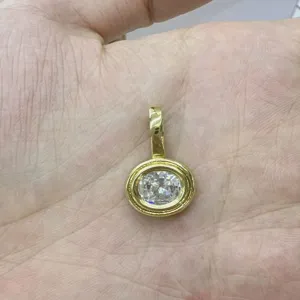 Primo piano del ciondolo in zircone ovale placcato oro, perfetto per la creazione di gioielli.