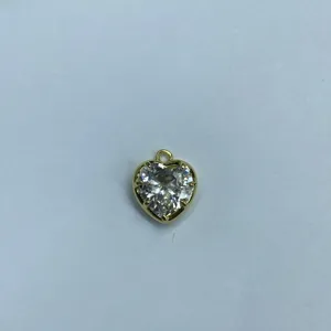 Vista dettagliata del ciondolo a cuore in zircone, elegante accessorio DIY dorato.