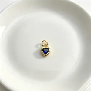 Vergoldeter Herz-Anhänger mit dunkelblauem Zirkonia, ideal für DIY-Schmuckherstellung.