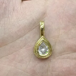 Pendente a goccia in rame placcato oro con zircone per creazione di gioielli fai da te.