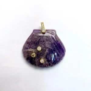 Nahaufnahme des geschnitzten Amethyst-Muschelanhängers mit goldfarbenen Fassungssteinen.