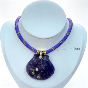 Edelstein geschnitzte Muschel Anhänger Halskette mit violetter Kordel und glänzendem Zirkonia.