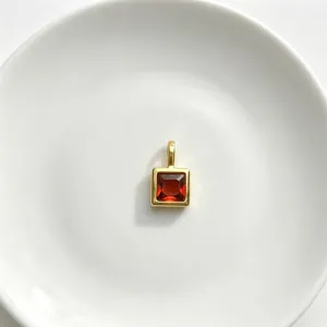 Detailaufnahme quadratischer roter Zirkon Anhänger, vergoldetes DIY-Schmuckzubehör.
