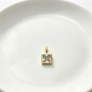 Detailaufnahme des vergoldeten quadratischen Zirkon-Anhänger-Zubehörs mit feiner Verarbeitung.