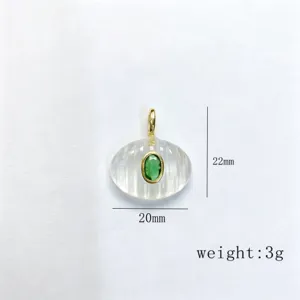 Elegante ciondolo ovale in pietra preziosa con una gemma verde incastonata in oro.
