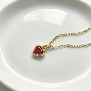 Zarter vergoldeter Herzform roter Edelstein Anhänger Halskette Detail, süßer Modeschmuck.
