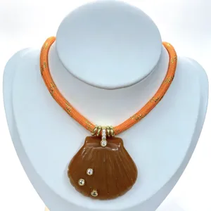 Geschnitzter Muschel Edelstein Halskette Anhänger mit orangefarbener Kordel und Zirkon.