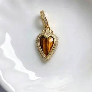 Vintages goldenes Herz Tigerauge Stein Anhänger Detailbild, eleganter Schmuck DIY Zubehör.