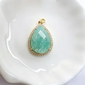 Tropfenförmiger grüner Naturstein Anhänger mit Zirkon Details, elegantes Schmuckstück für Damen.