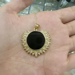 Gouden zon-hanger met zwarte onyx en schitterende zirkonia stenen voor DIY sieraden.