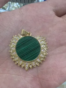 Gedetailleerd close-upoverzicht van de vergulde malachiet zirkoon zonnebloem hanger accessoire.