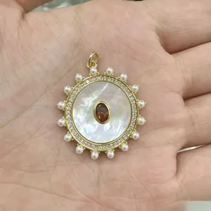 Prachtige gouden zonnebloem hanger met moederschelp, steen en schitterende zircons.