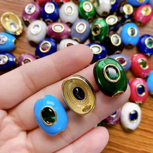 Perles barils en émail coloré plaqué cuivre accessoires de bijoux DIY vue de détail.