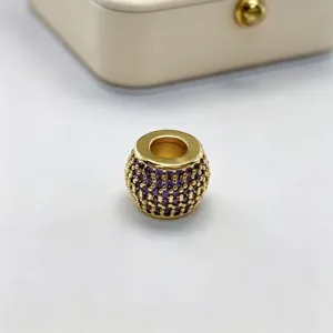 Perlina charm dorata con strass viola, spacer a foro largo per creazione gioielli.