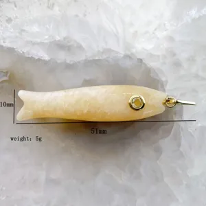 Ciondolo forma pesce in pietra naturale con gancio oro, dettaglio geode di cristallo