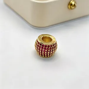 Dettaglio perla con foro grande in cristallo micro-pavè per creazione di gioielli e bracciali.