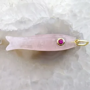 Dettaglio pendente pesce in quarzo rosa, gancio oro, occhio gemma rossa su cristallo.