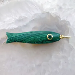 Bellissimo ciondolo pesce in malachite verde naturale, accessorio collana oceano.