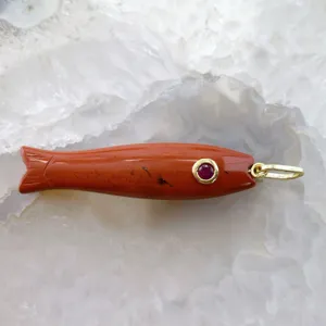 Pendente pesce in pietra rossa con occhio gemma su sfondo cristallo bianco dettaglio