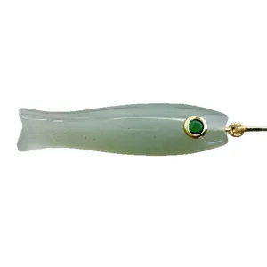 Piccolo pendente pesce in pietra naturale con occhio gemma verde e anello dorato.