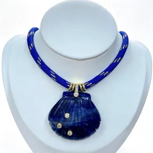 Detailaufnahme der blauen Stein Muschel Anhänger Halskette mit glitzerndem Zirkon und Kordel.