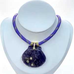 Detailansicht der geschnitzten Edelstein Muschel Anhänger Halskette mit funkelnden Zirkonen.