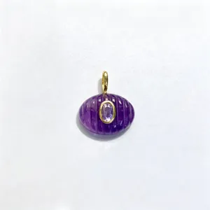 Elegante collana con ciondolo in pietra naturale ovale scanalata con zircone e gancio dorato.