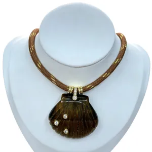 Natürlicher Stein geschnitzte Muschel Anhänger Halskette mit Zirkon und Goldschnur Modeschmuck.